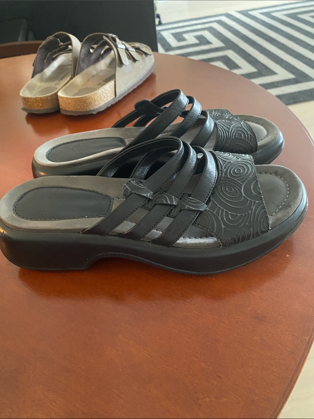 Women'Black Strappy Dansko 39 slide Sandals - Comfy and ergonomic- like new